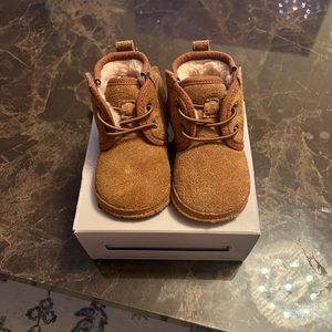 Ugg infant neumel in size 4/5 chestnut